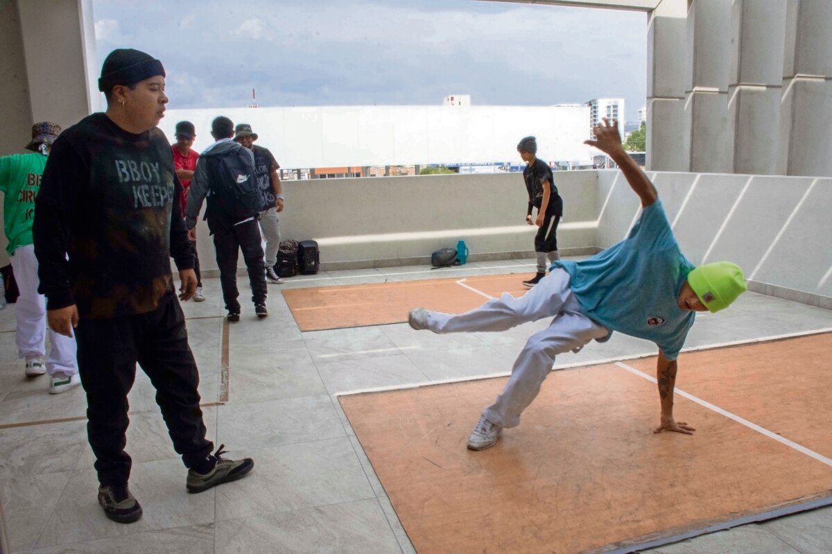 Se enfrentan  en arduas batallas de break dance