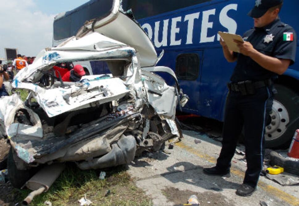 Autobús provoca carambola en la 57