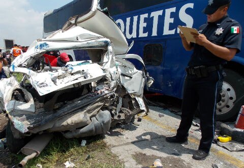 Autobús provoca carambola en la 57