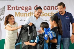 Josué Guerrero entrega cancha de futbol en Corregidora