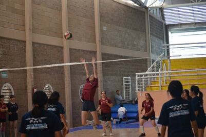 Voleibolistas juegan tercera jornada