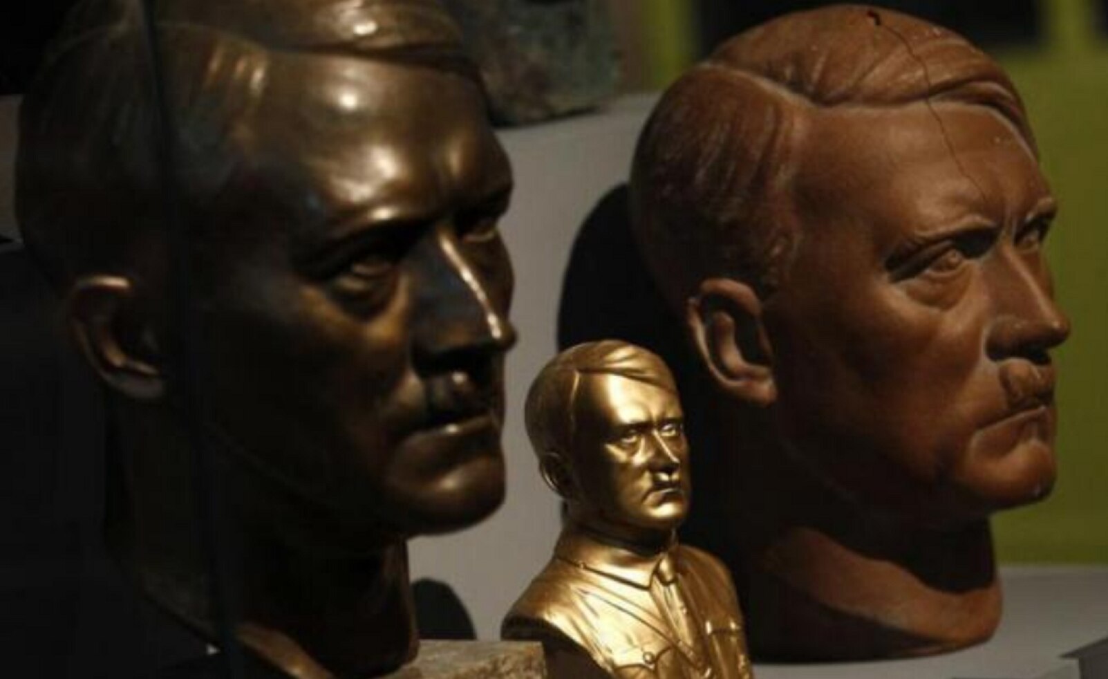 Condenan a pareja por nombrar a su bebé Hitler