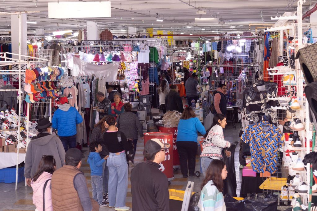 Comerciantes celebran 45 años  del Tianguis La Cruz