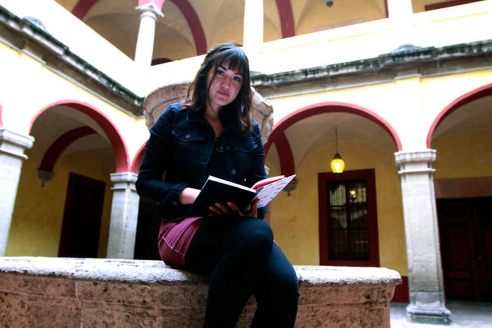 Las letras le vienen de familia, pues dice que su tatarabuelo fue primo del poeta de la nación, Ramón López Velarde, originario de Zacatecas. Parentesco del cual no supo hasta los 19 años. (CESAR GOMEZ. EL UNIVERSAL)