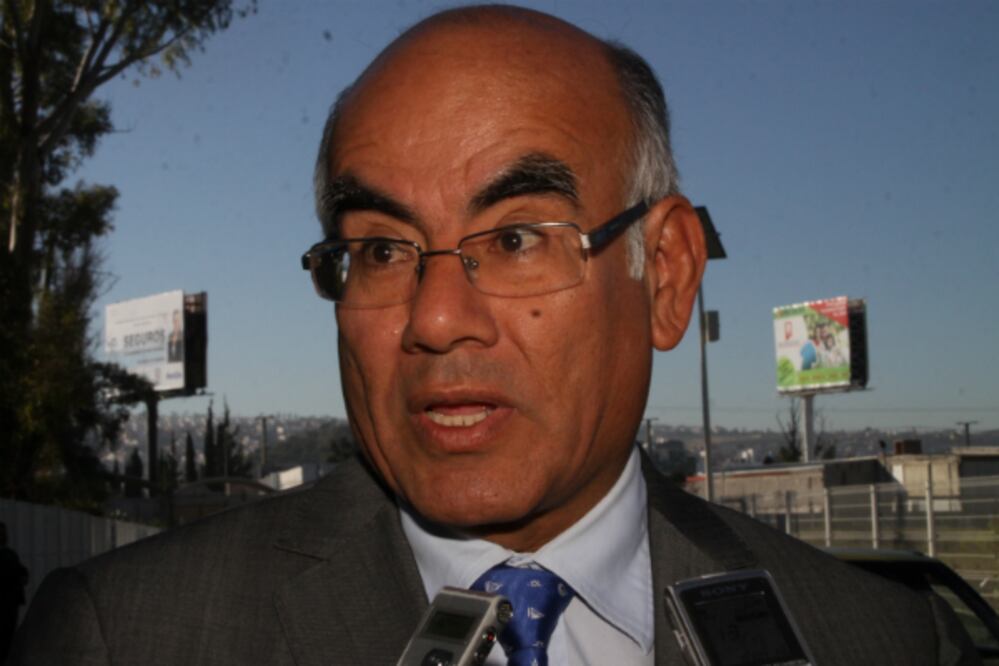 Exhibe Zapata más irregularidades