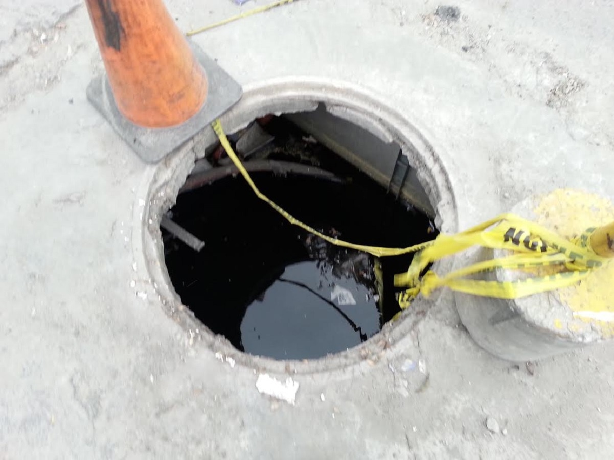 Ciudadanos denuncian coladera abierta en el municipio de El Marqués 