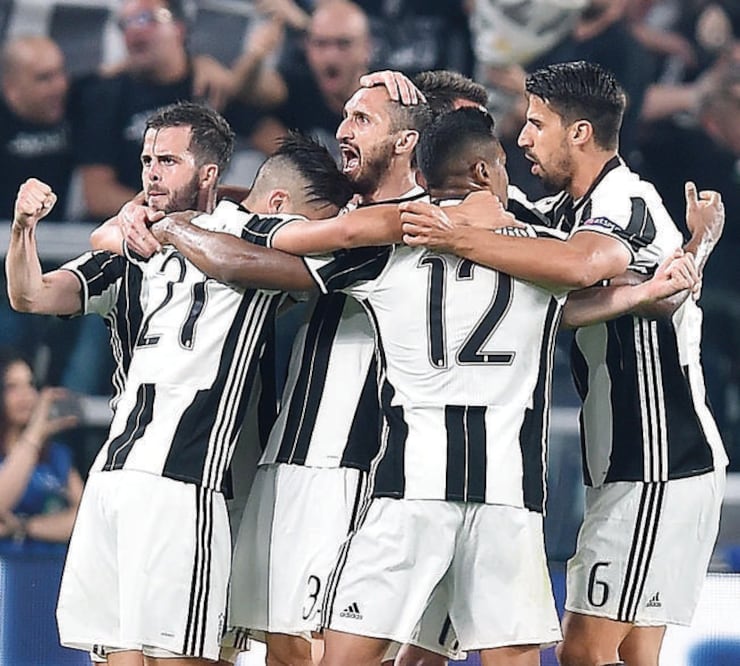 Giorgio Chiellini (centro) cerró la cuenta y así lo celebró (ALESSANDRO DI MARCO. EFE)