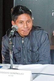 Siembra maíz en lo que espera otro filme