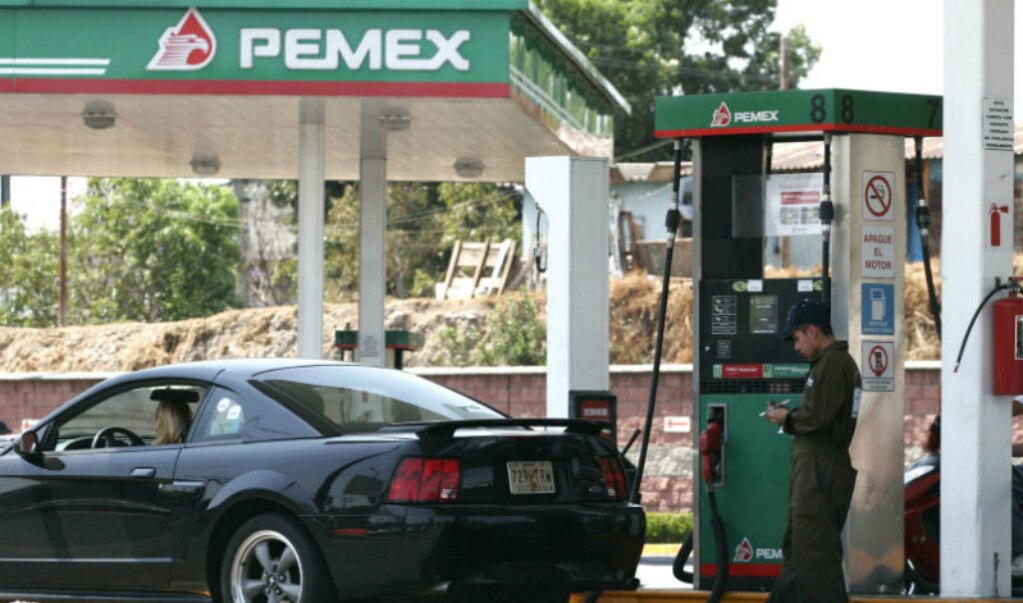 Somete a despachador en gasolinera y lo asalta