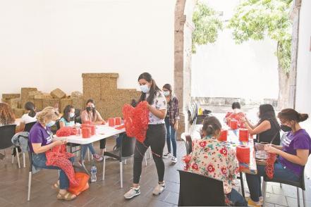 Pieza textil Sangre de mi sangre llega a Querétaro; busca visibilizar violencia de género