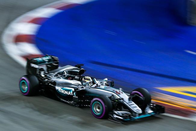El británico Lewis Hamilton deberá apretar el paso para coronarse en la máxima categoría del automovilismo; la próxima parada es en Singapur (DIEGO AZUBEL. EFE)
