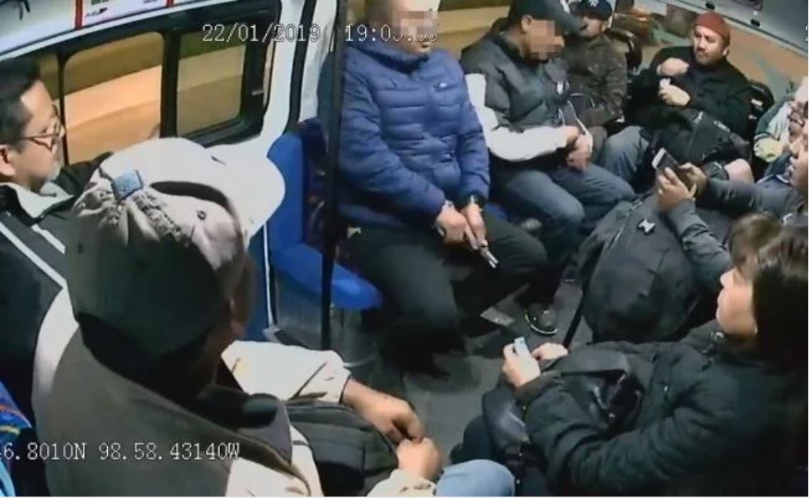 “A ver señores, quietos prietos”, así asaltan en un minuto combi del Edomex