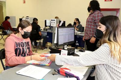 Entregan becas a 4 mil 686 estudiantes