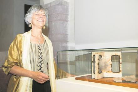 Mujeres con manos al arte y la voz al cielo
