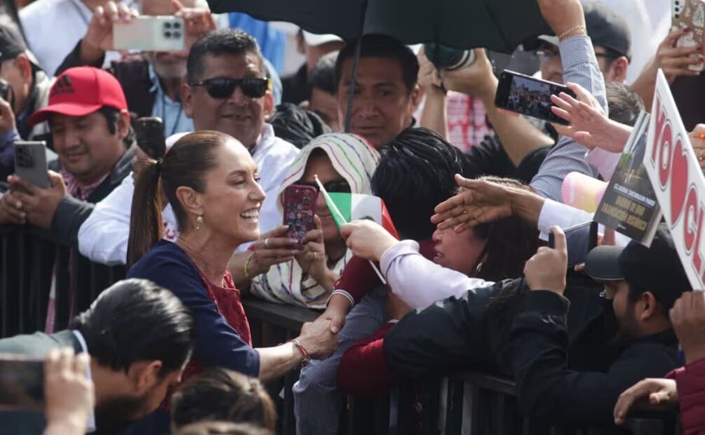 La presidenta de México Claudia Sheinbaum Pardo saluda a las y los mexicanos antes de su discurso en el Zócalo de la CDMX (06/12/2025). Foto: Carlos Mejía / EL UNIVERSAL