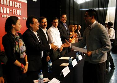 Entregan 3 mil becas a universitarios 