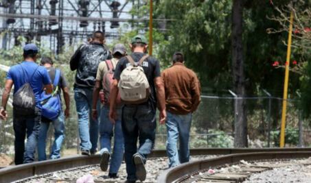 Presentan legisladores federales programa de apoyo a migrantes