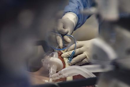 Sin tregua. En Hospital Covid se da una batalla por salvar vidas