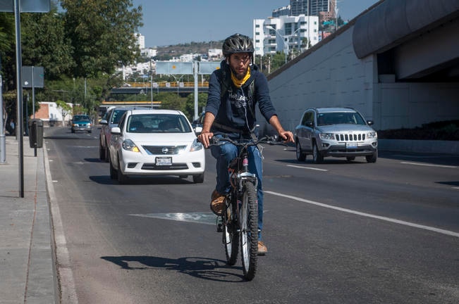 Viajar en bicicleta,  una ardua lucha por el espacio