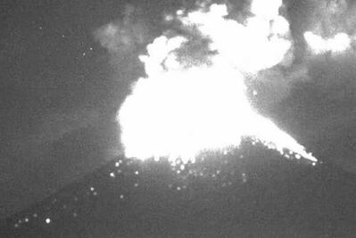 Volcán Popocatépetl arroja material incandescente y ceniza