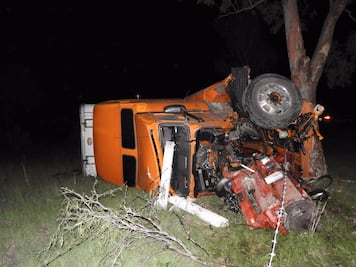 Operador de tráiler herido tras volcar su unidad