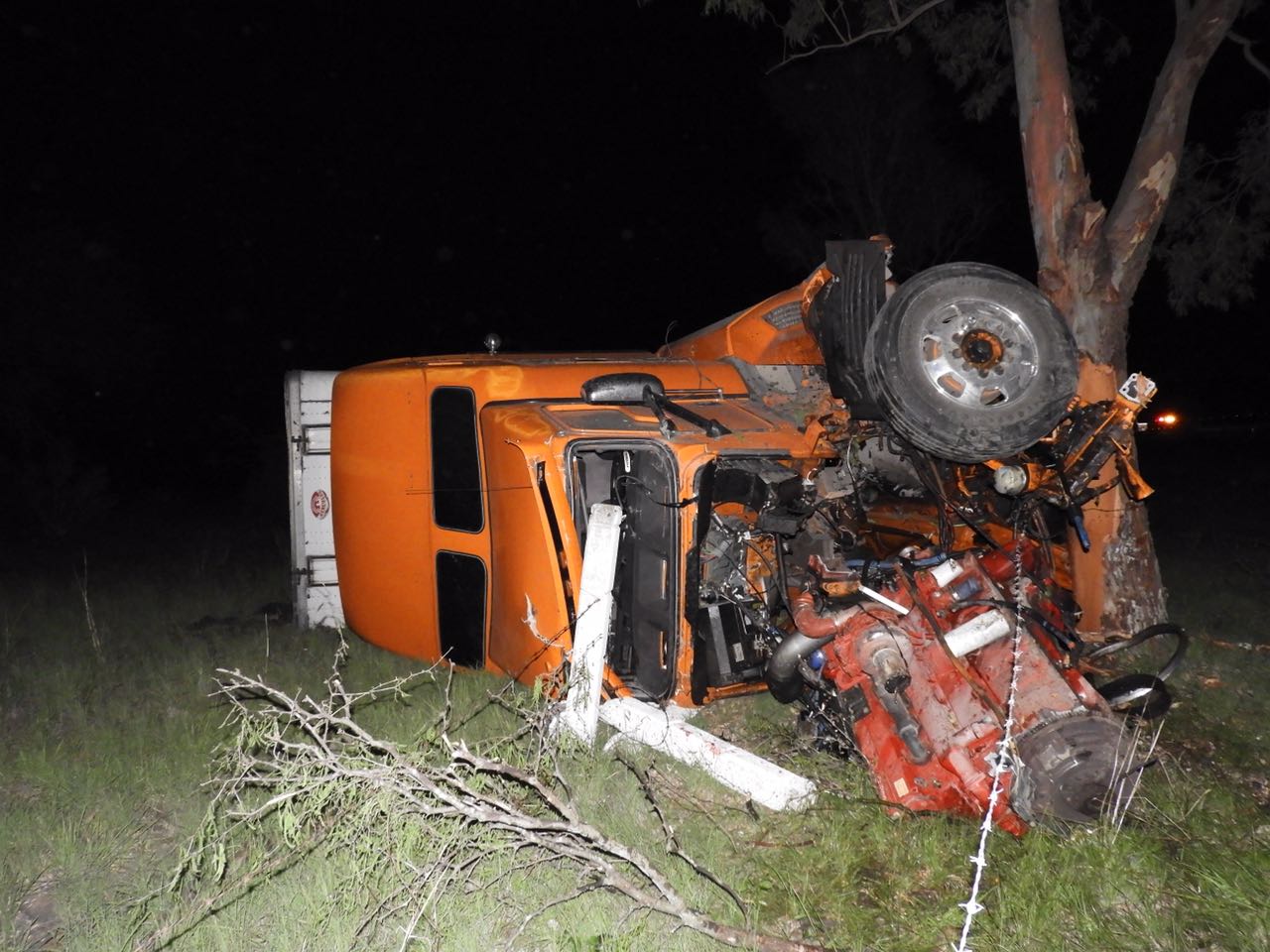 Operador de tráiler herido tras volcar su unidad
