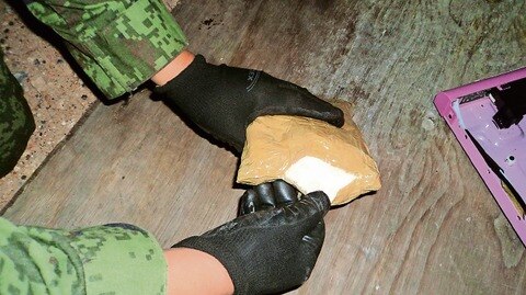 Decomisan cocaína líquida en AIQ