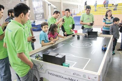 Universitarios destacan en mini robótica