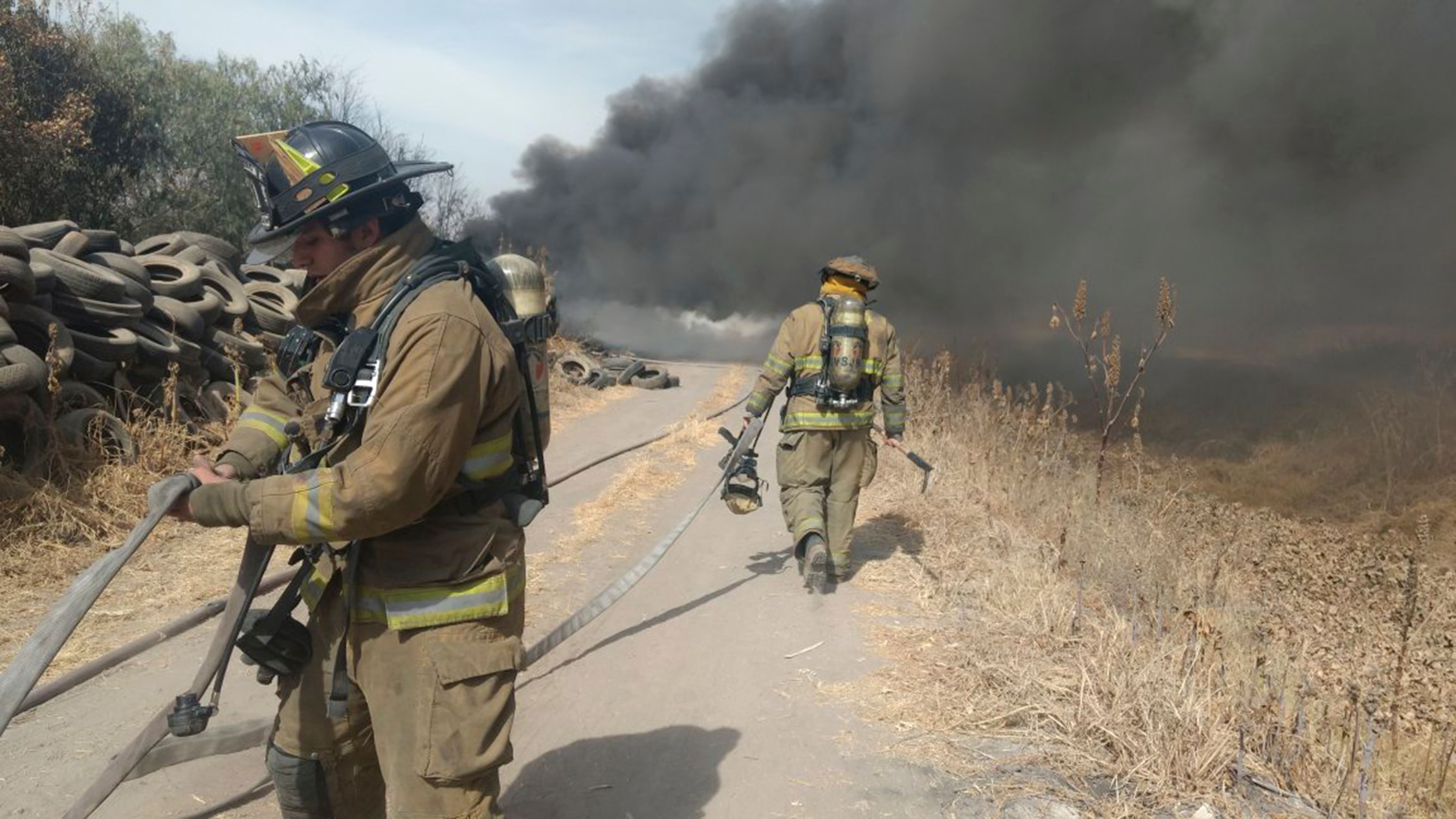 Apagan incendio en predio de llantas en SJR