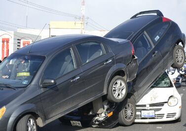 Cae auto sobre otro en el BBQ