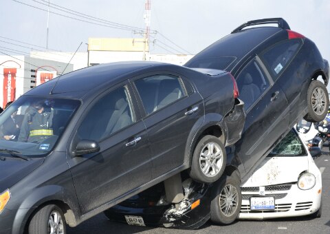 Cae auto sobre otro en el BBQ