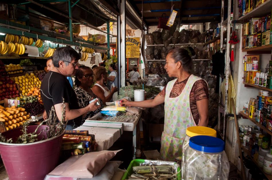 Se pueden encontrar desde artículos para el hogar, hasta guantes y costales de box, así como plantas de ornato, jaulas para aves, elotes, raspados, ropa, accesorios para teléfonos celulares y lencería.
