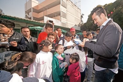 González impulsa a estudiantes