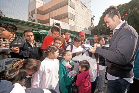 González impulsa a estudiantes