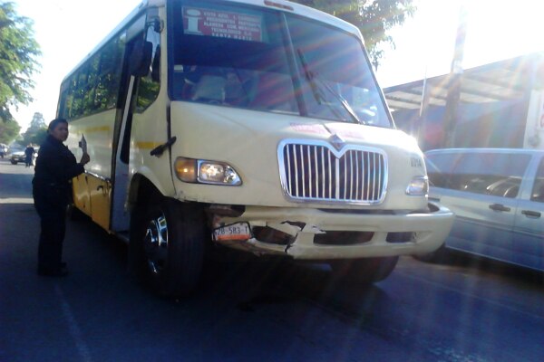 Chocan Taxiván y auto particular