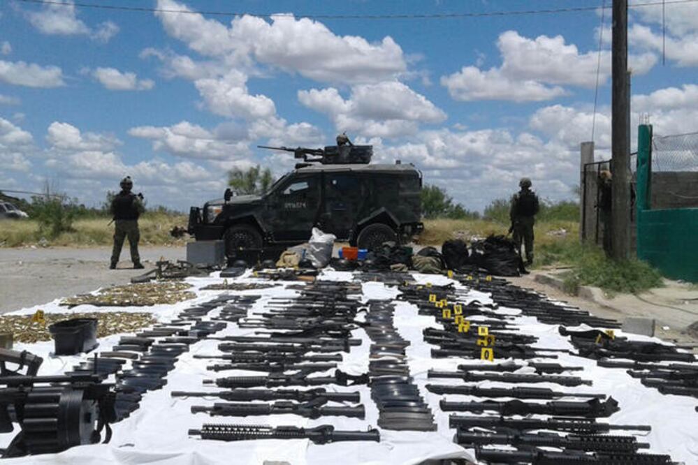 Entre las armas decomisadas se encuentran 78 fusiles AR-15, 13 fusiles AK-47, tres fusiles Barret 0.50, dos fusiles G3, dos rifles y cinco lanzagranadas. (SEDENA)