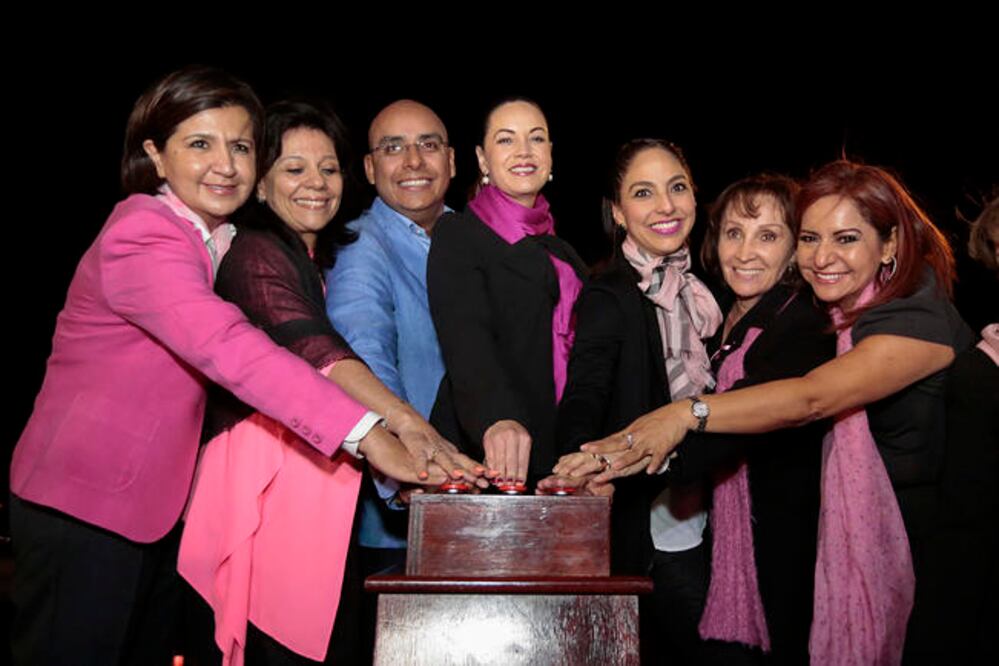Se iluminan de rosa para hacer conciencia