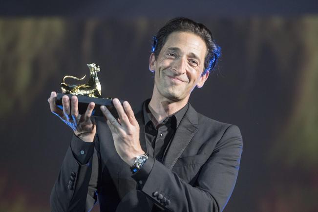 Recibió su galardón ante unas 8 mil personas en la Piazza Grande de Suiza. (EFE)