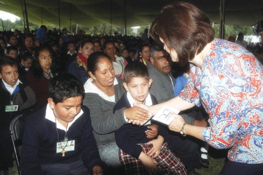 Otorgan becas a mil 332 alumnos 