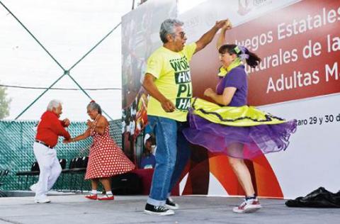 Abanderan a adultos mayores