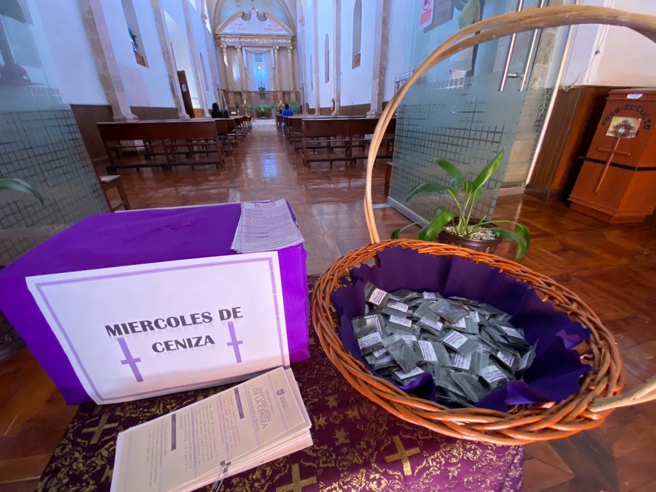 Con manual y en bolsita, así distribuyen la ceniza entre los feligreses