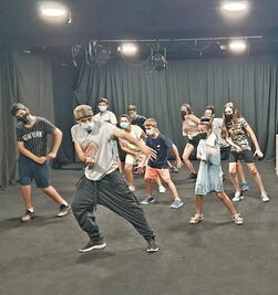 Teatreros queretanos montan en España la obra Los Niños de Morelia