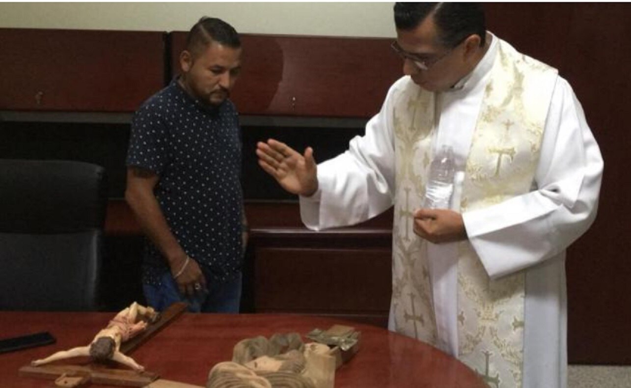 "El Mijis" bendice su oficina en Congreso de San Luis Potosí