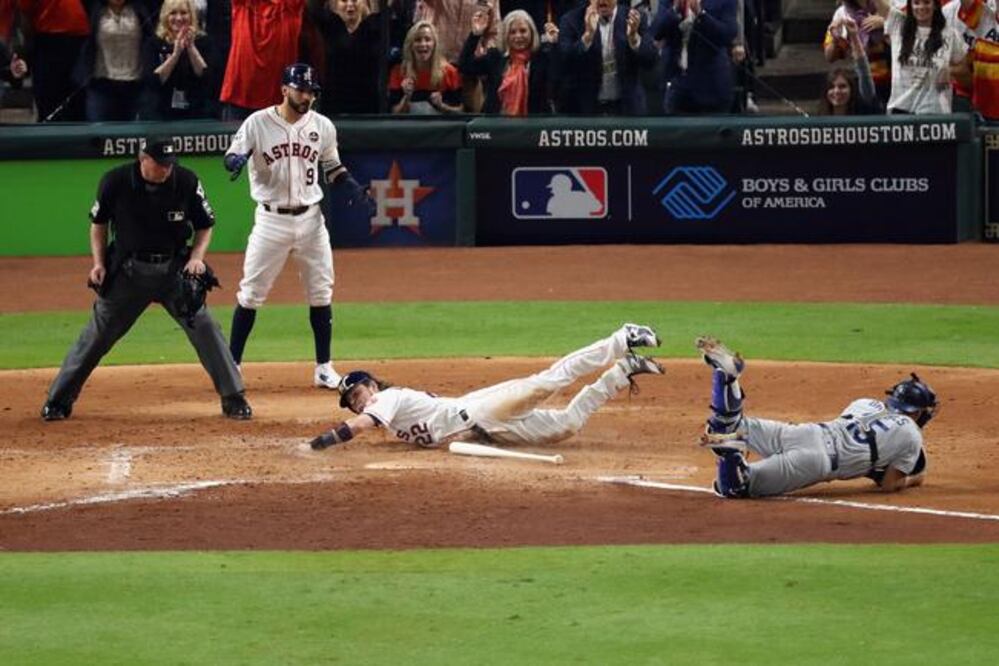 Josh Reddick se deslizó para timbrar la quinta de Astros. Foto: CHRISTIAN PETERSEN. AFP