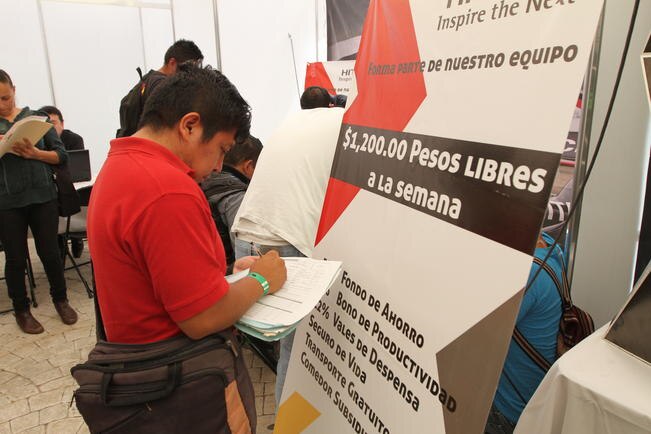 Aspirantes de distintas ciudades visitaron la Feria del Empleo para Jóvenes en Querétaro, buscando empresas que otorgaran mejores condiciones laborales. (CESAR GÓMEZ. EL UNIVERSAL)