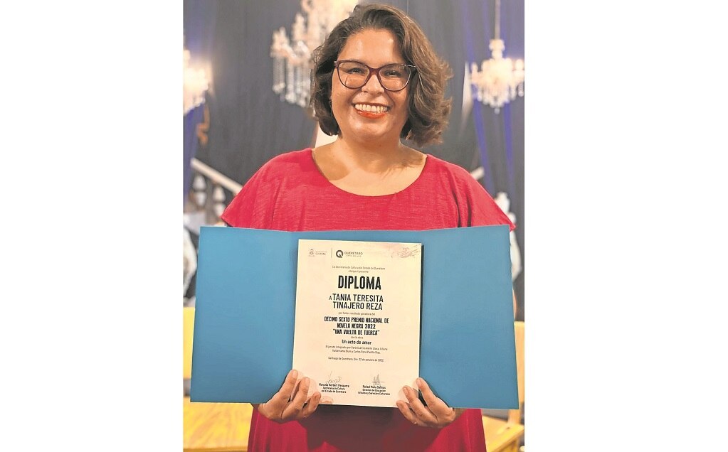 Entregan a Tania Tinajero Premio de Novela Negra