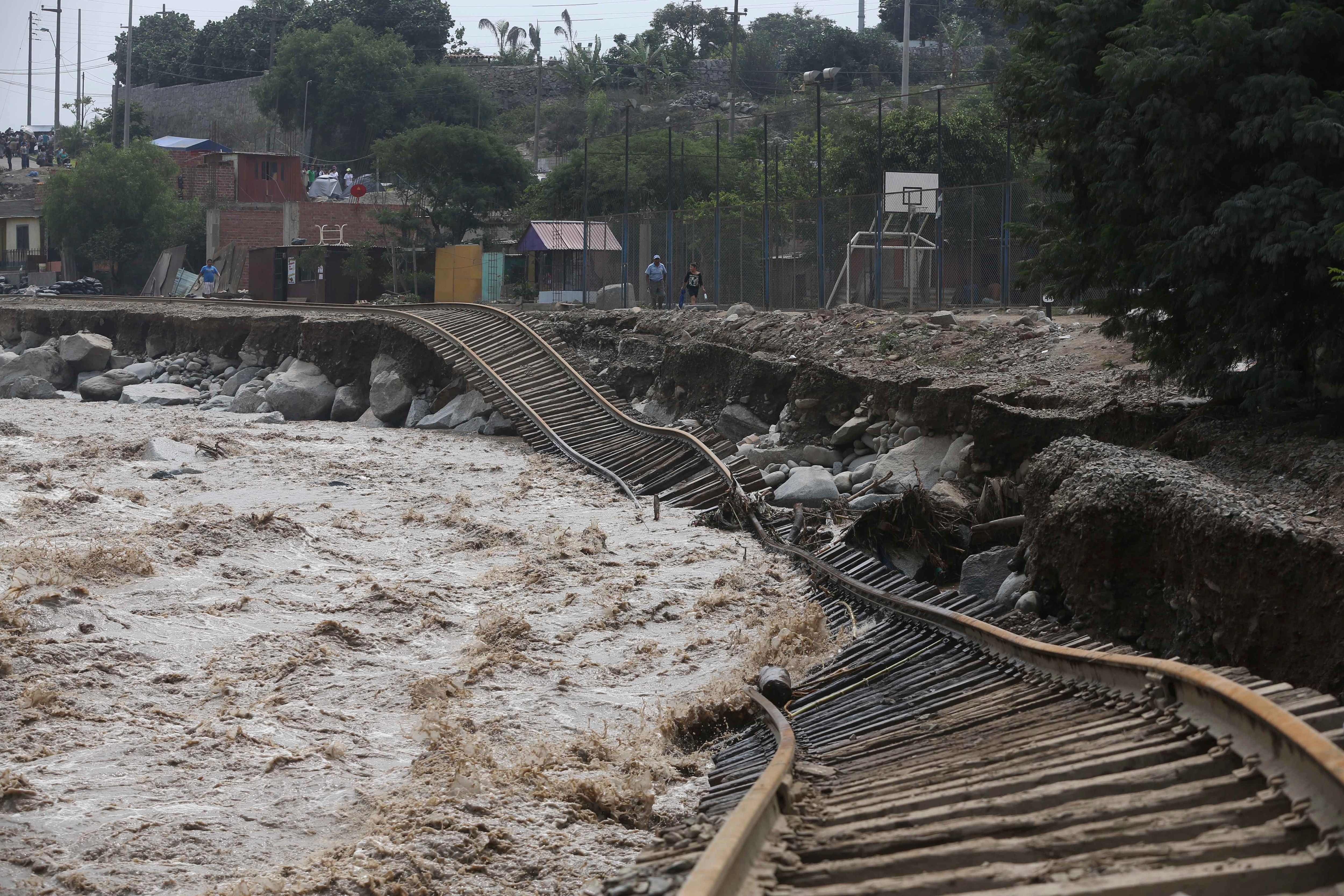 China dona 1,5 millones de dólares a Perú para enfrentar inundaciones