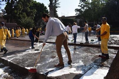 Limpian calles en el Centro