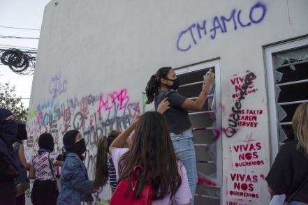 Tras protestas feministas, Fiscalía migra temporalmente sus oficinas 