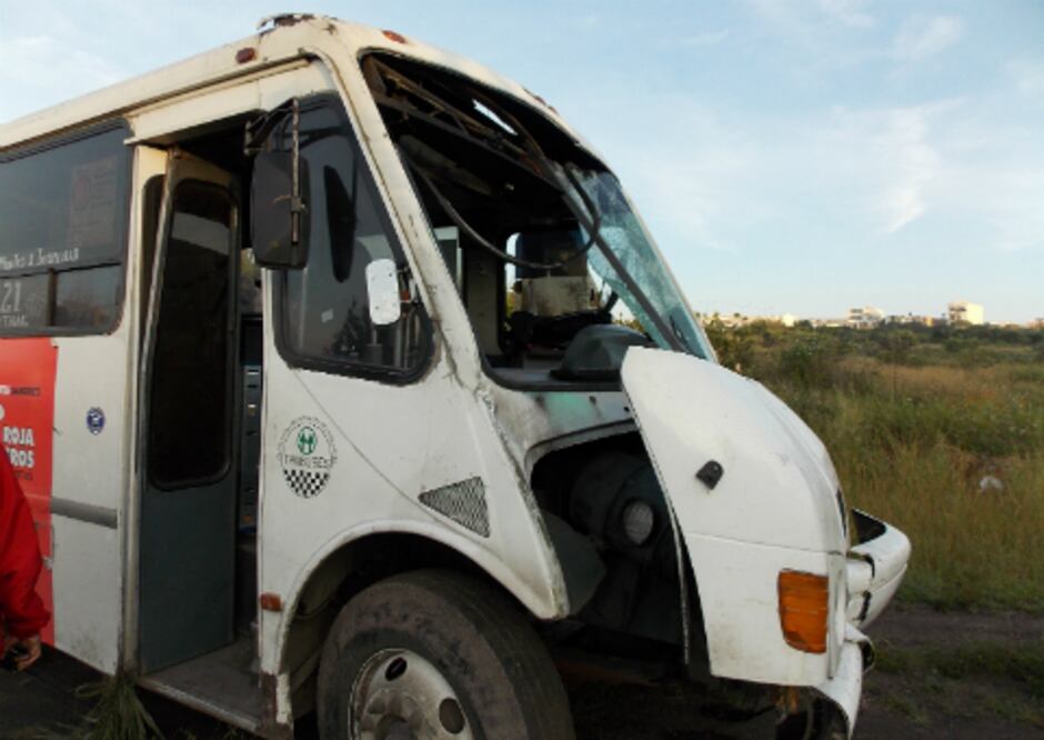 Taxibus pierde el control en Juriquilla
